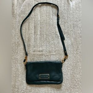Marc by Marc Jacobs Too Hot to Handle hunter green crossbody. Genuine leather.